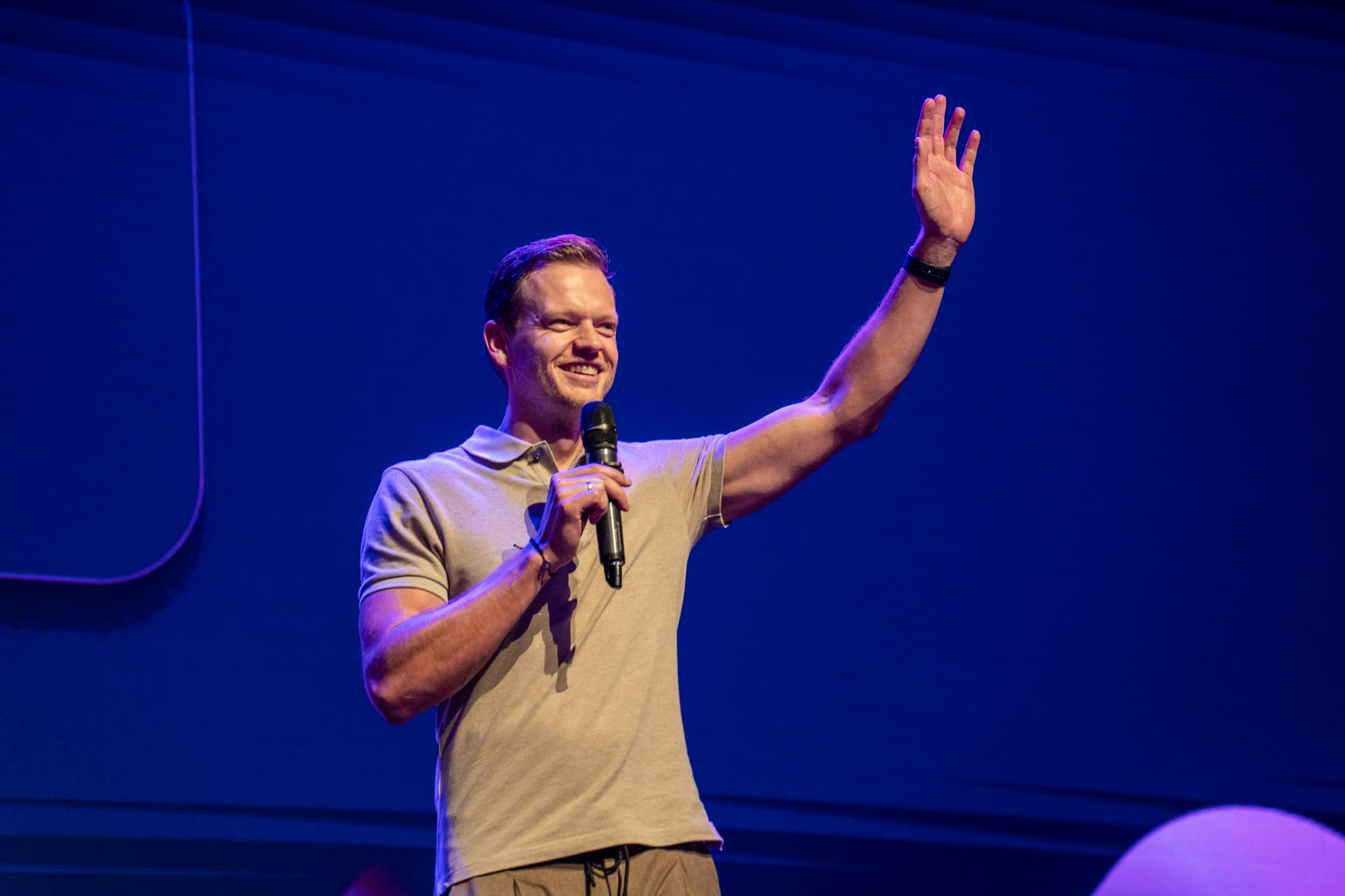 Speaker greeting the audience at SaaS Summit Benelux 2026